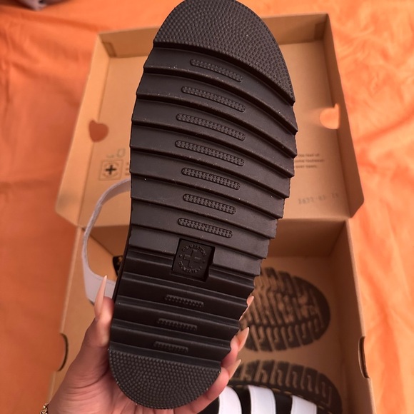 BLAIRE HYDRO LEATHER STRAP SANDALS - Picture 4 of 8